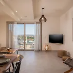 דירה Aura